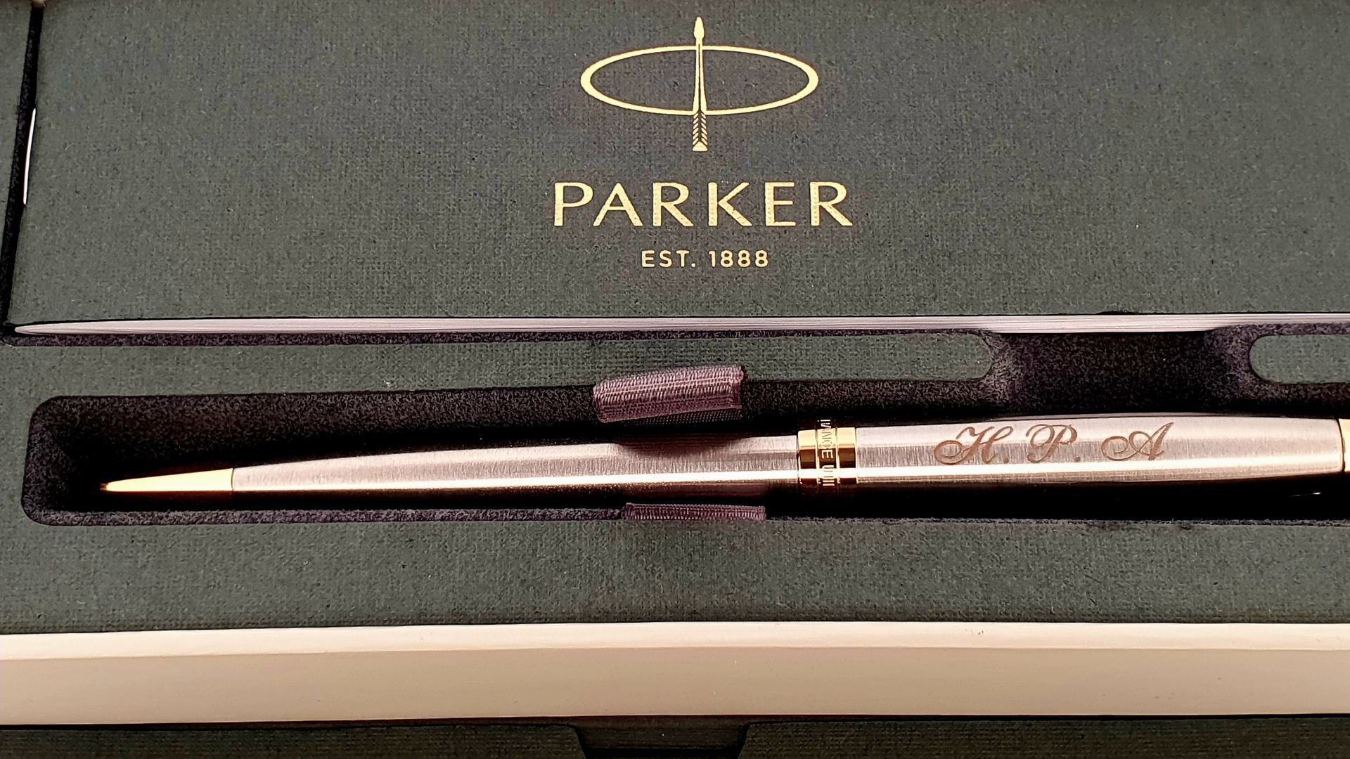 Photo d'un stylo avec des initiales gravées