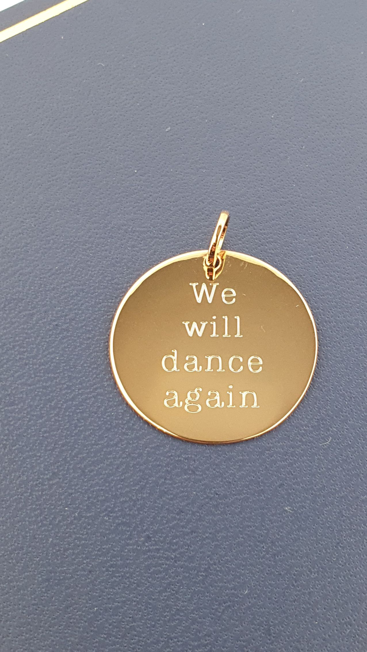 Photo d'un pendentif ''We will dance again''