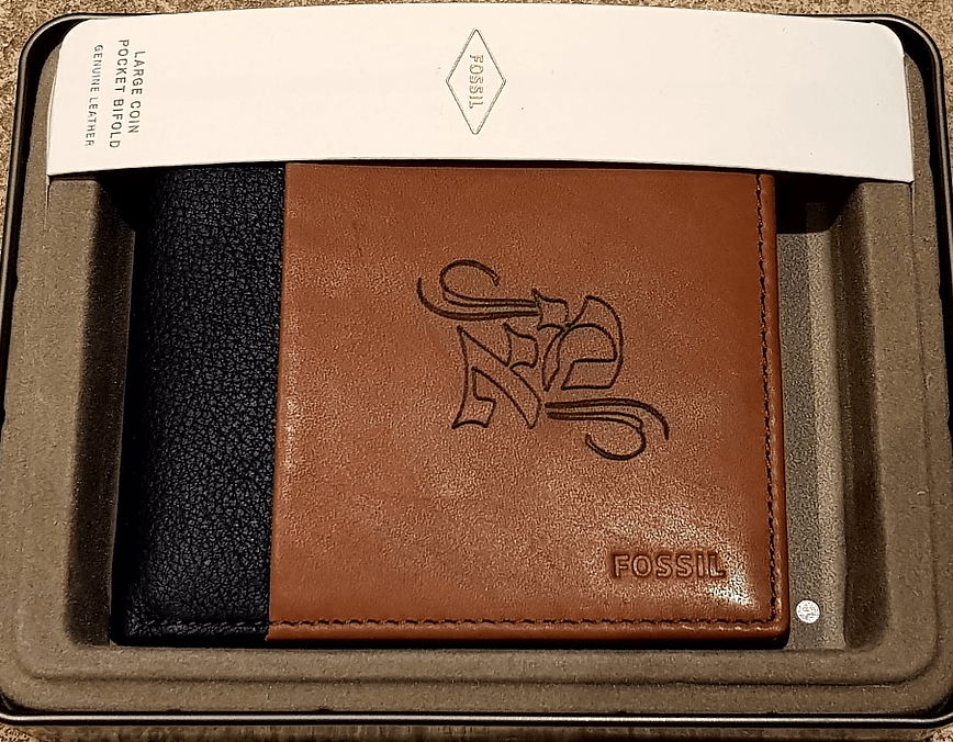 Photo d'un portefeuille Fossil gravé