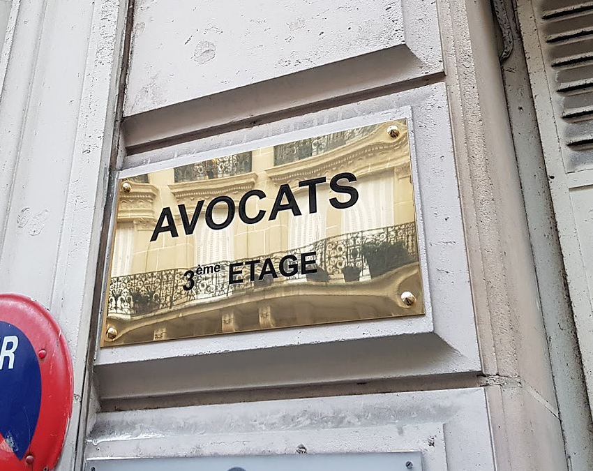 Photo d'une plaque ''Avocats 3ème étage''