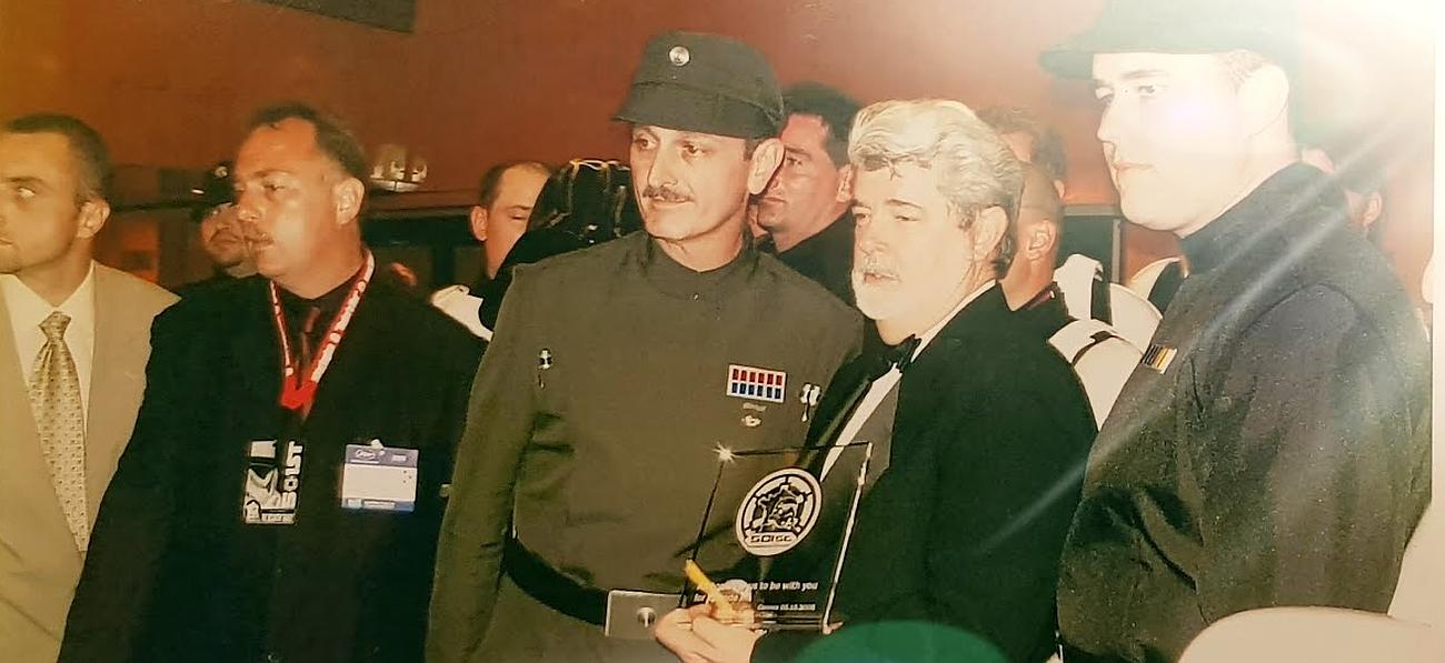 Photo d'un trophée en verre avec un logo