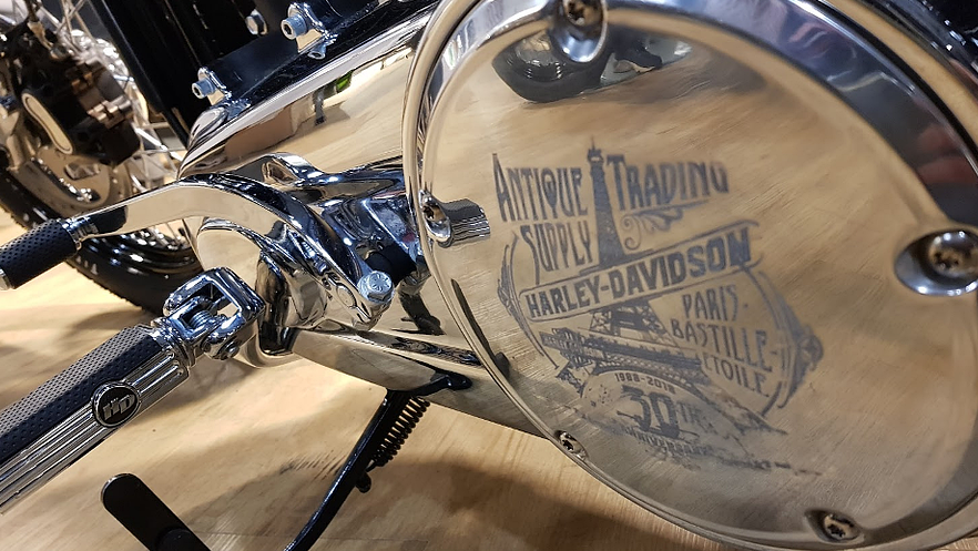 Photo d'une plaque commémorative sur une moto