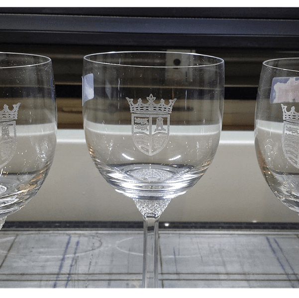 Photo de verres gravés avec un blason