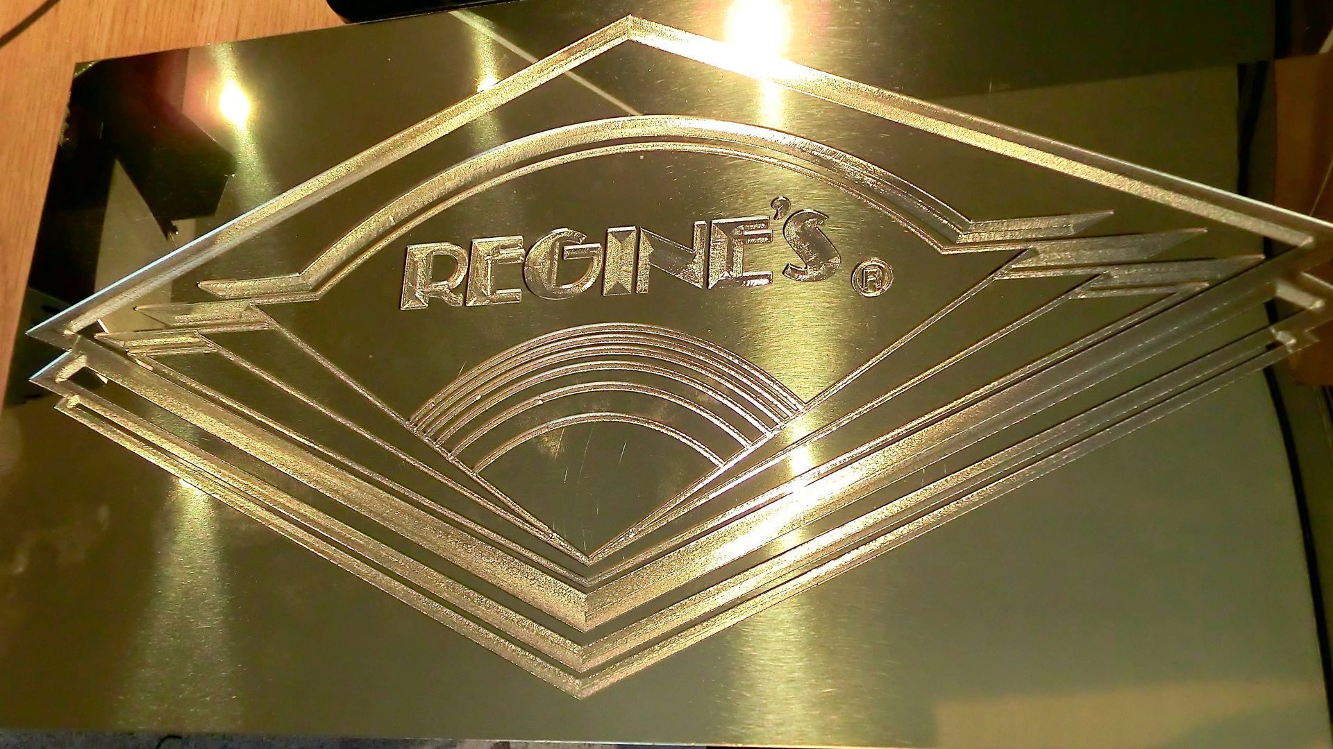 Plaque professionnelle inscrite ''Regine's''