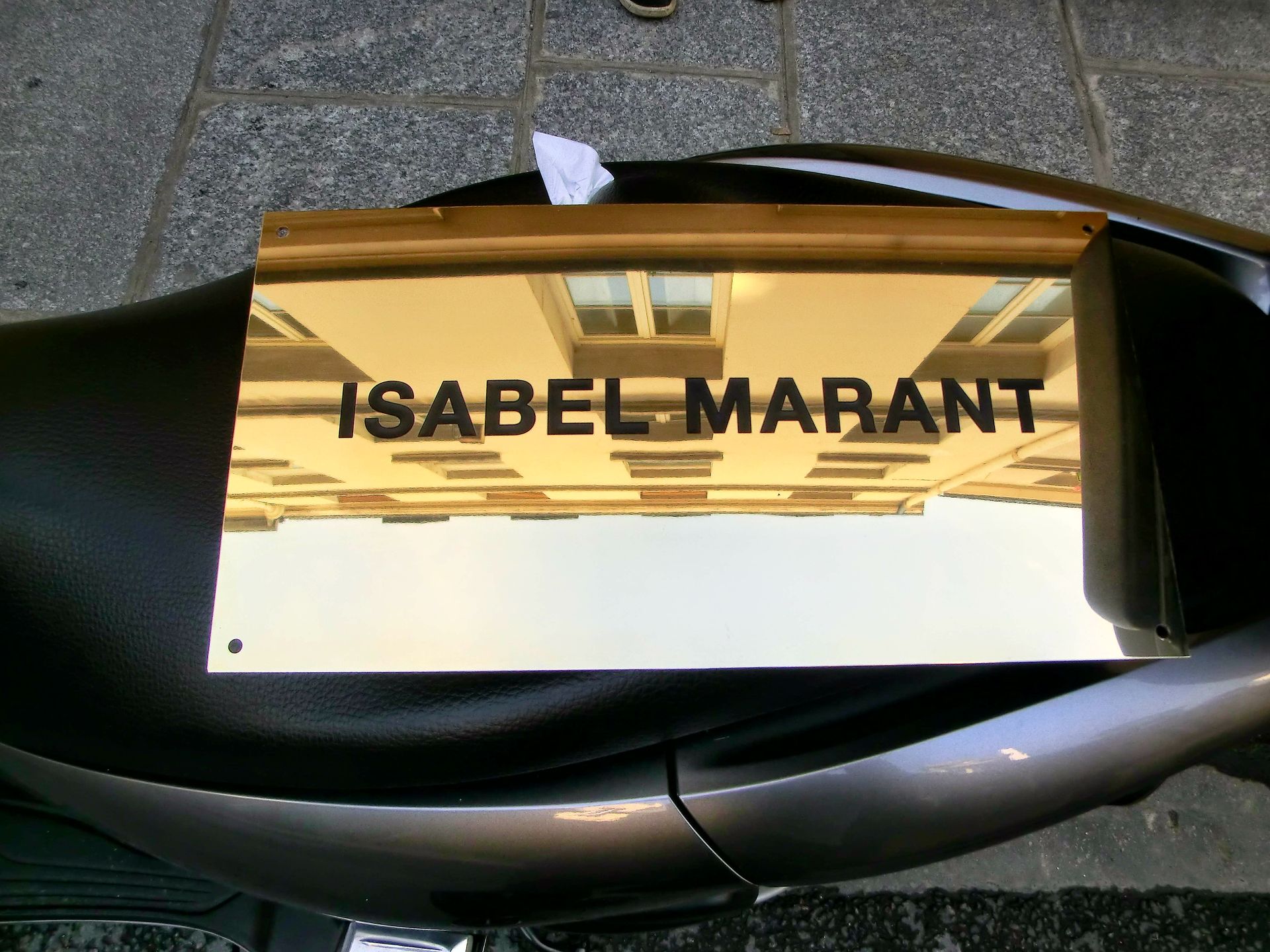 Plaque professionnelle inscrite ''Isabel Marant''