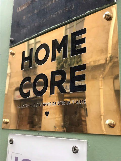 Photo d'une plaque gravée ''Home core''