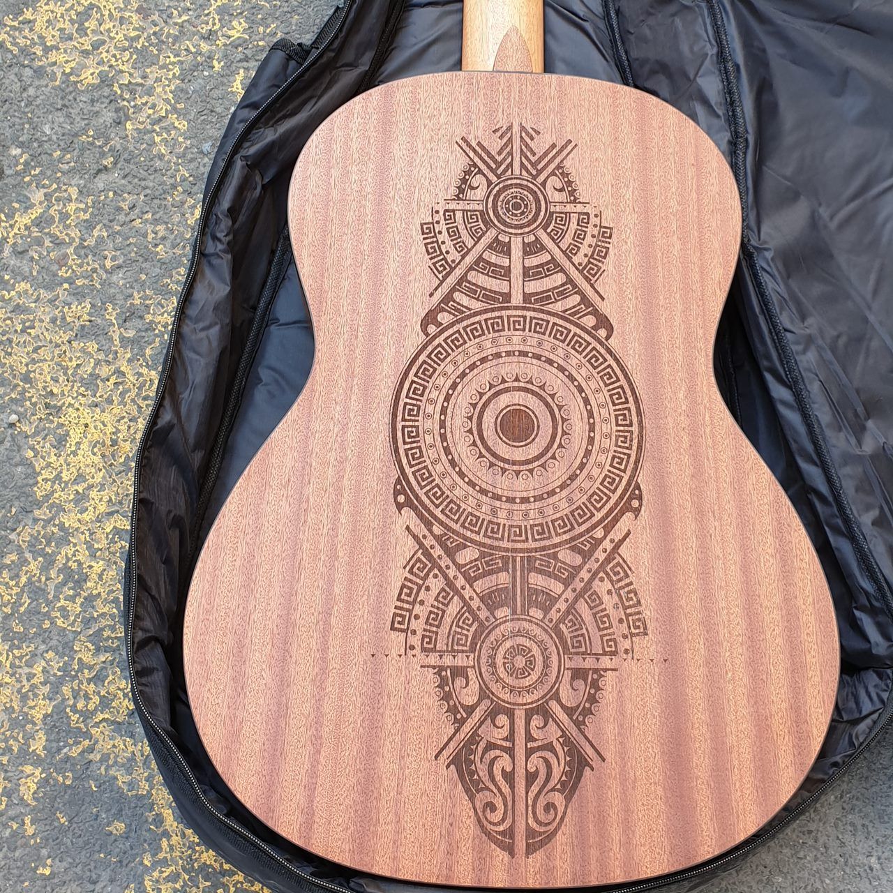 Photo d'une guitare sérigraphiée