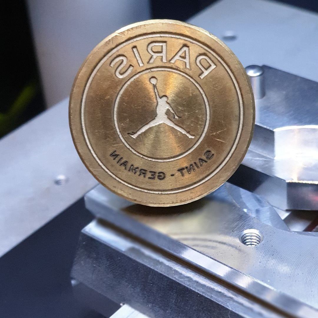 Photo d'un tampon gravé ''Paris Saint-Germain''