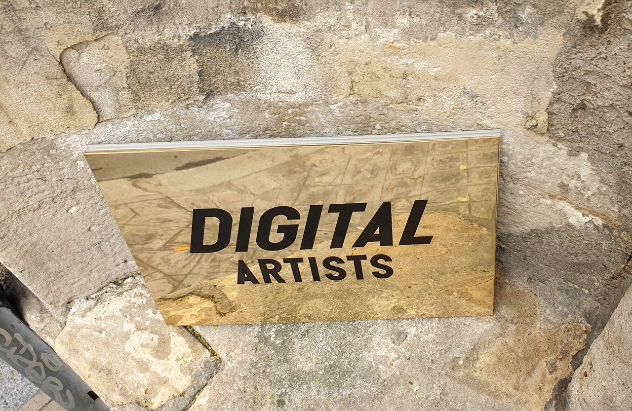 Photo d'une plaque gravée ''Digital artists''