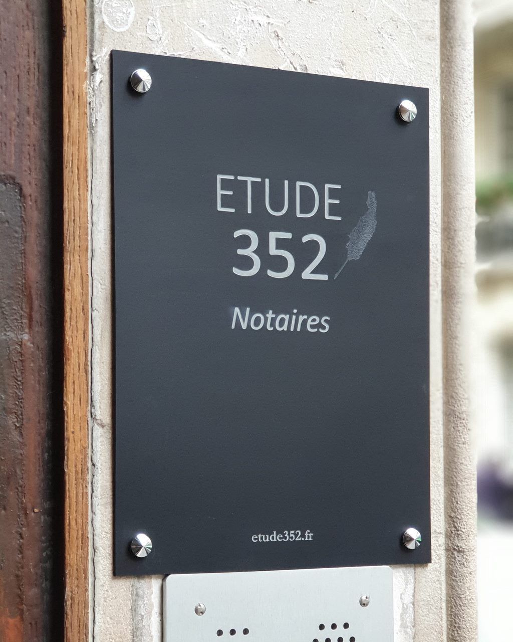 Photo d'une plaque de notaire