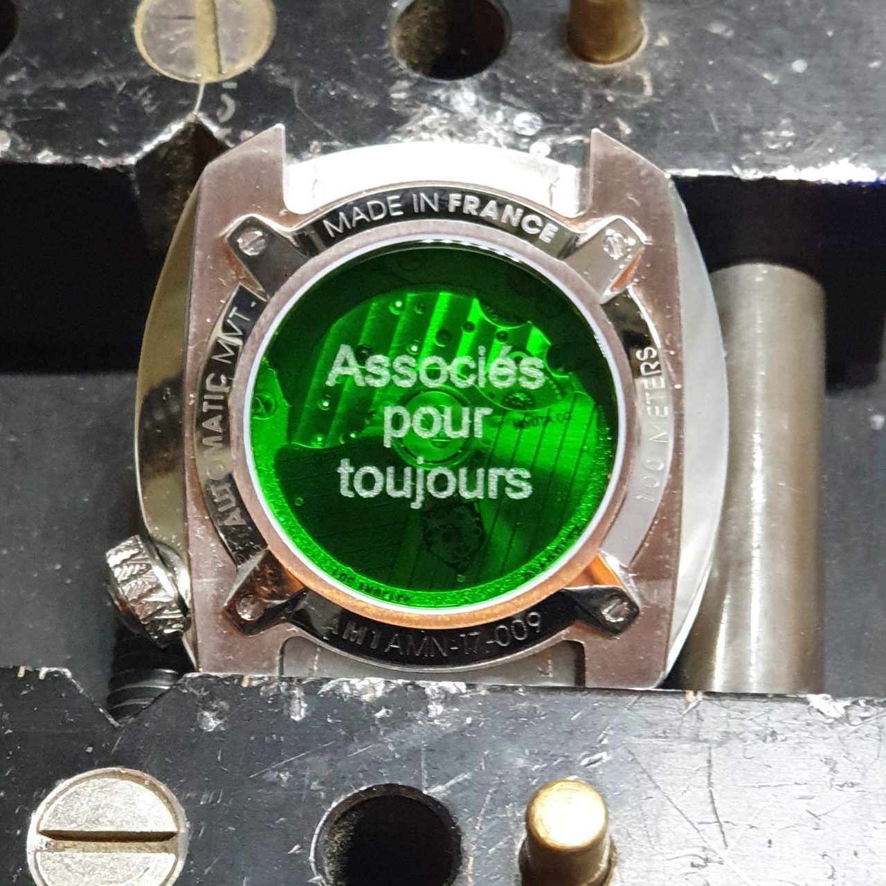 Photo d'une montre gravée ''Associés pour toujours''