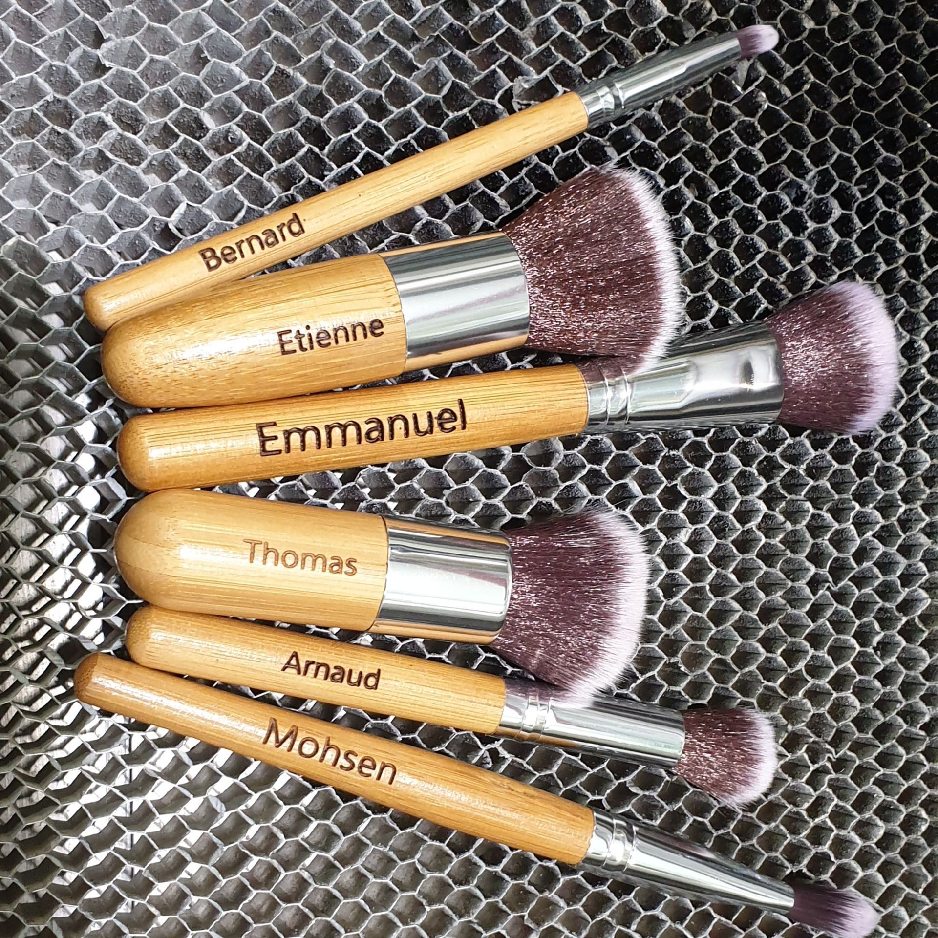 Photo de pinceaux avec des prénoms gravés