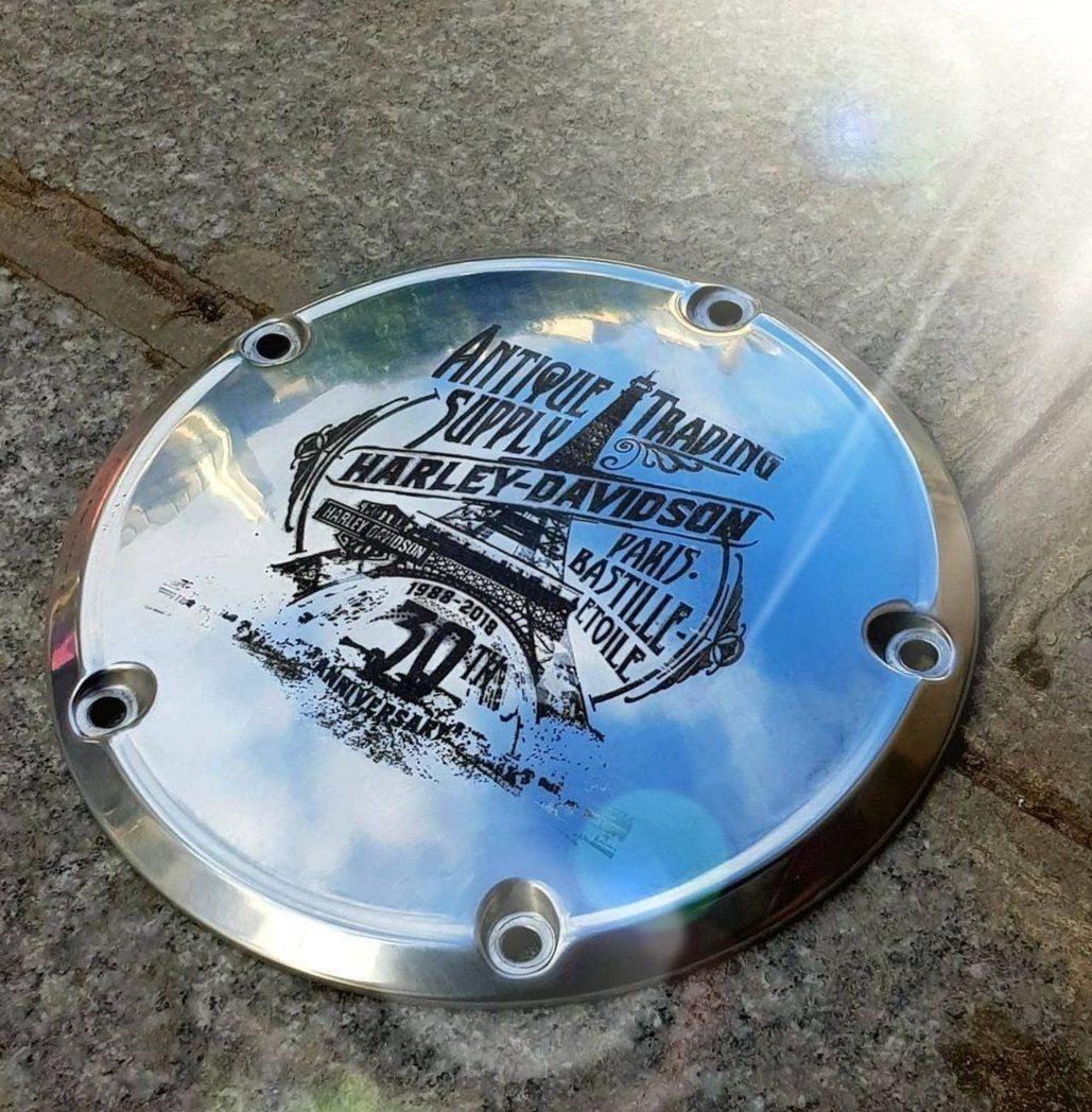 Photo d'une plaque commémorative sérigraphiée ''Harley Davidson''