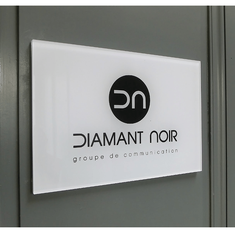 Photo d'une plaque blanche gravée ''Diamant noir''