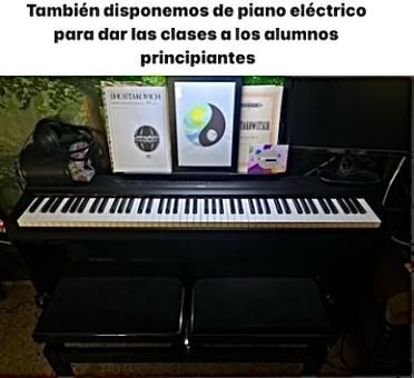 Manos tocando el piano, partitura visible. Primer plano, piano oscuro, persona desenfocada.