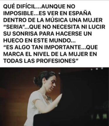Texto: «Es difícil... ver a una mujer 'seria' en la música española, que no necesite sonreír para triunfar». Mujer al piano.