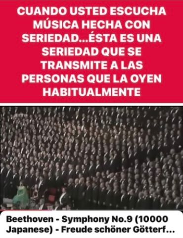 Texto sobre una sala de conciertos abarrotada: «Cuando escuchas música hecha con seriedad... esa seriedad se transmite a quienes la escuchan habitualmente». Pie de foto: Beethoven, Sinfonía n.º 9 (10 000 japoneses).