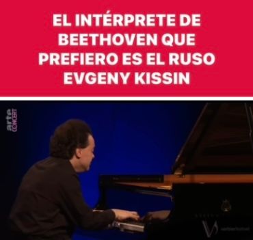Texto: «El intérprete de Beethoven que prefiero es el ruso Evgeny Kissin», pancarta roja. Un pianista en un concierto tocando el piano.