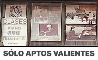 Anuncios de clases de piano. Incluye código QR e imágenes de personas tocando el piano. El texto dice: 