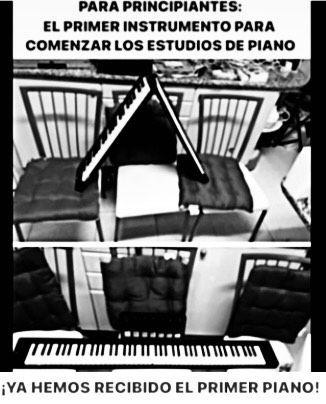 Manos tocando un teclado de piano en blanco y negro, primer plano.
