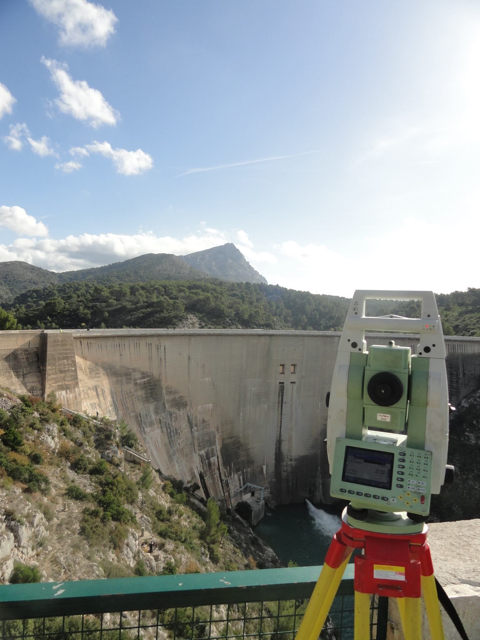 Théodolites pour mesurer la structure d'un barrage d'eau