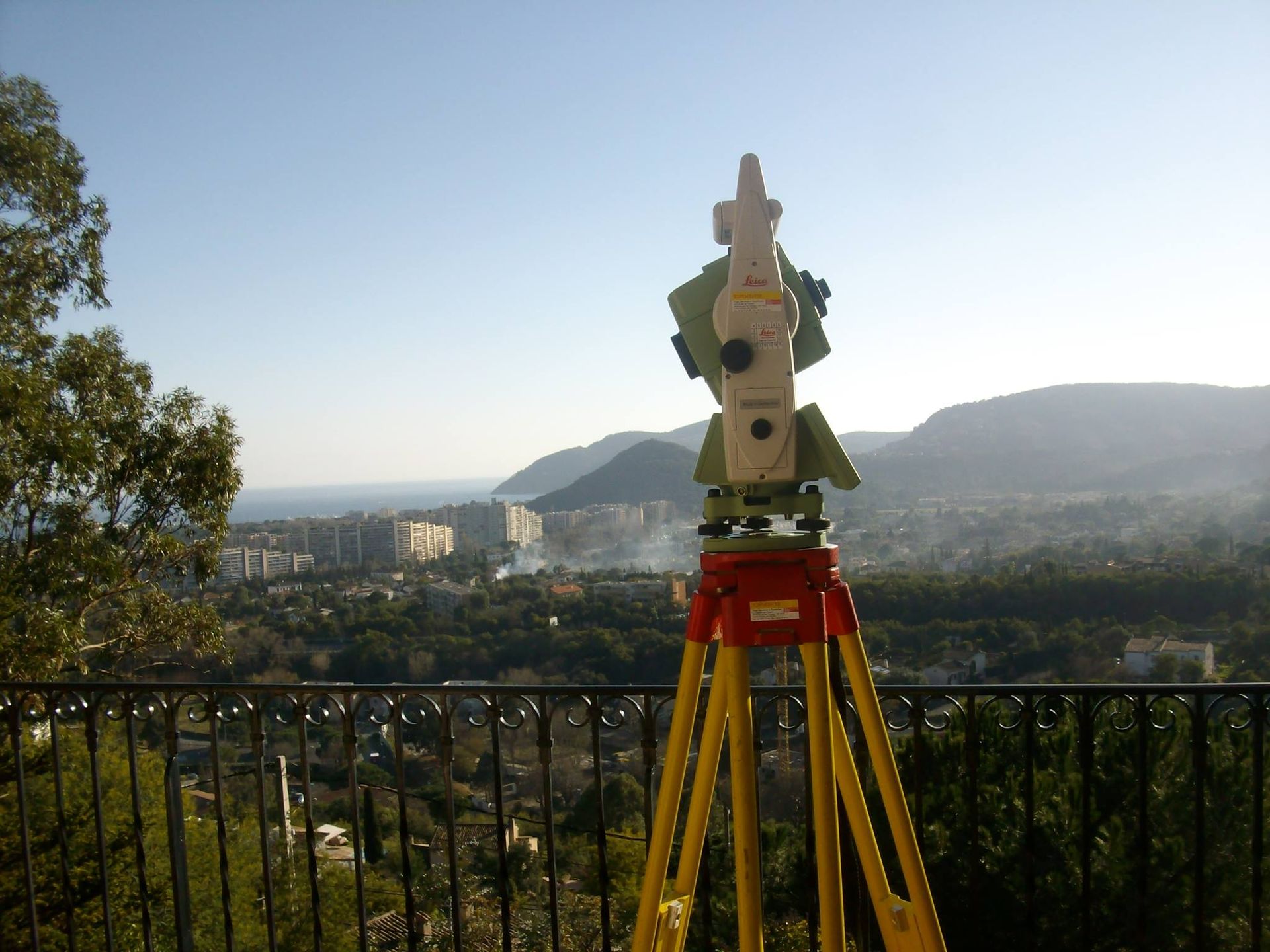 Théodolite devant les collines de la Provence