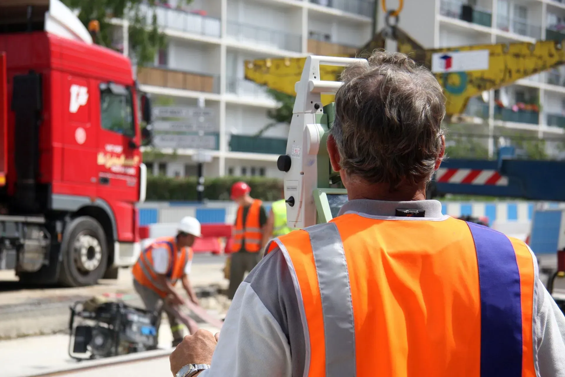 Topographe qui regarde dans un théodolite 