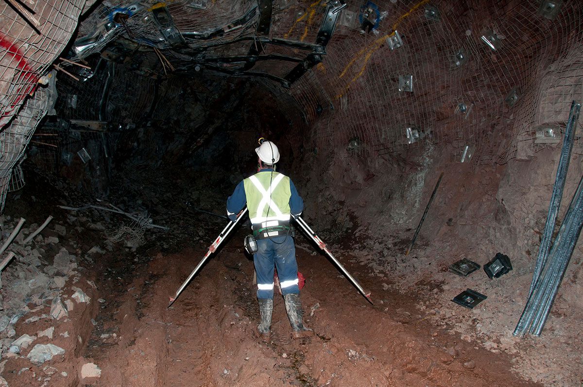 Géomètre dans une galerie souterraine