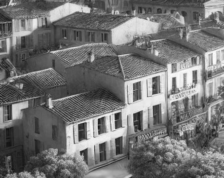 Relevé de terrain dans un village provençal à Bormes-les-Mimosas, avec vue sur des bâtiments traditionnels et la nature environnante.
