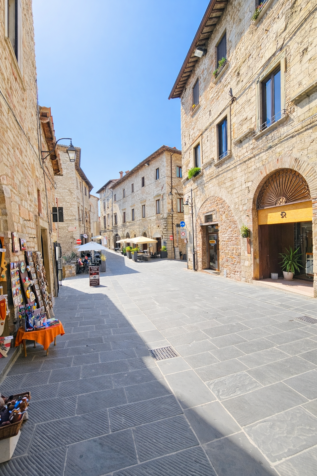 Facciata esterna in pietra dell'edificio storico della Dimora dei Consoli