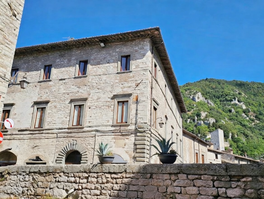 Facciata esterna in pietra dell'edificio storico della Dimora dei Consoli