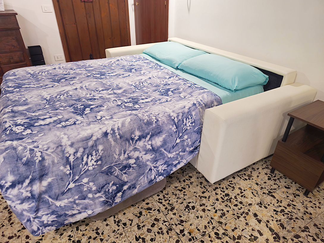 Zona giorno con divano letto pronto per gli ospiti