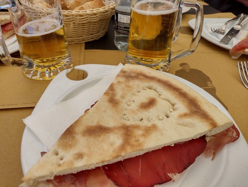 Crescia tipica di Gubbio farcita con affettati