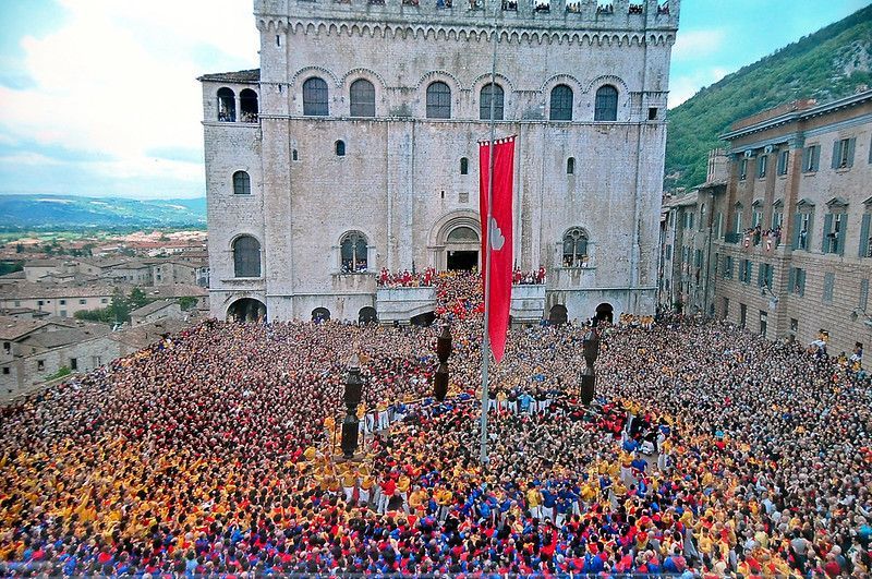 La sfilata dei Ceri di Gubbio tra la folla durante la Festa dei Ceri