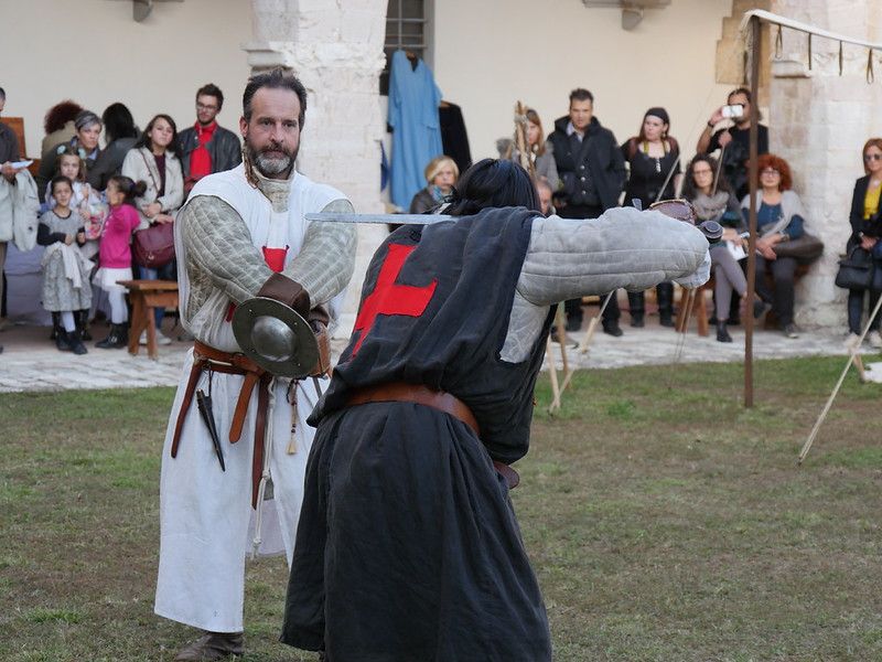 Incontro culturale e sbandieratori durante il Festival del Medioevo a Gubbio