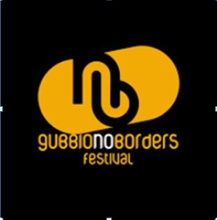 Concerto all'aperto durante il festival musicale Gubbio No Borders