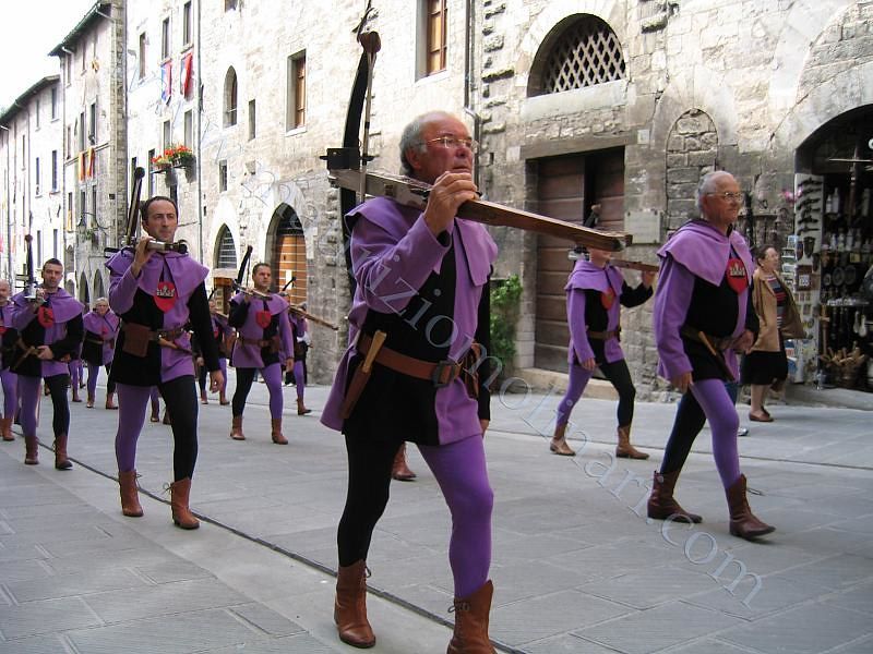 Rievocazione storica del Palio della Balestra nella piazza principale di Gubbio