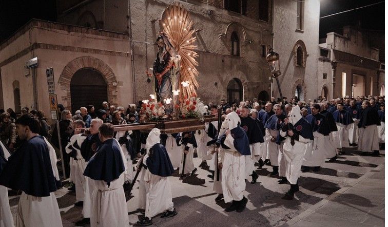 La suggestiva e antica Processione del Venerdì Santo per le vie di Gubbio