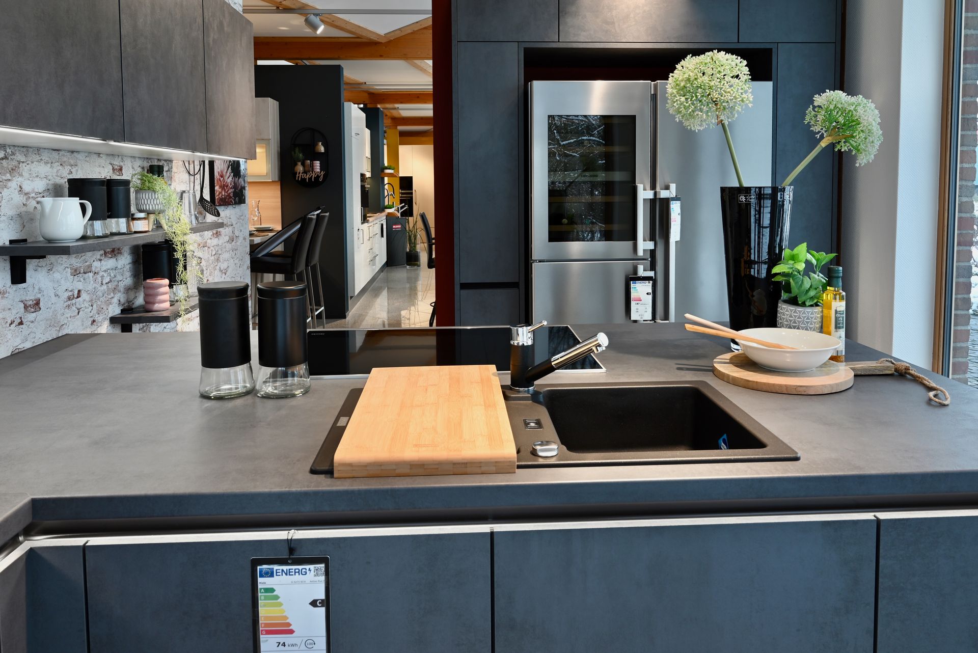 Eine Küche mit Spüle, Kühlschrank und Schneidebrett.