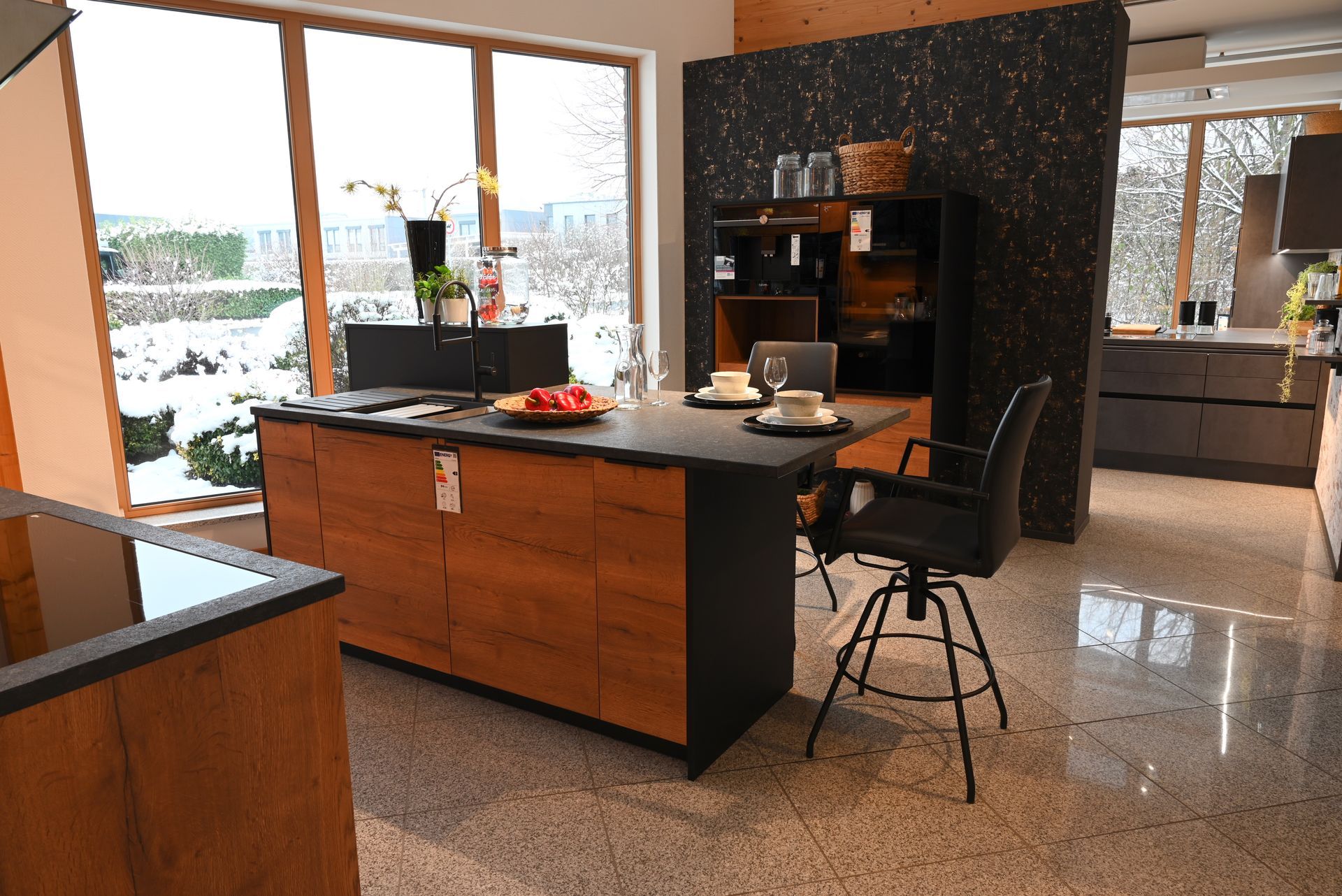 Eine Küche mit großer Kochinsel und Esstisch