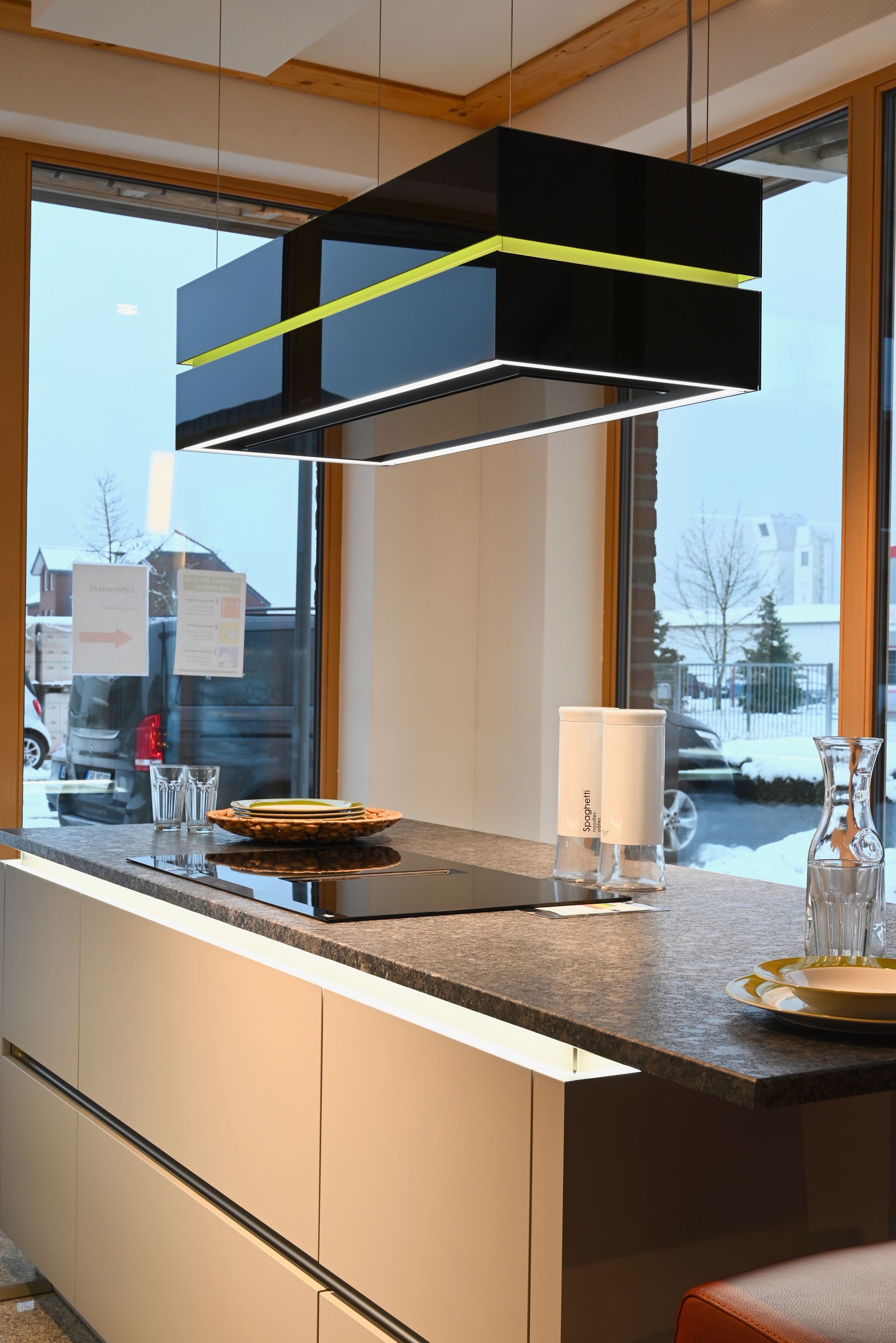 Eine Küche mit einer großen Kochinsel und einem Herd mit Backofen