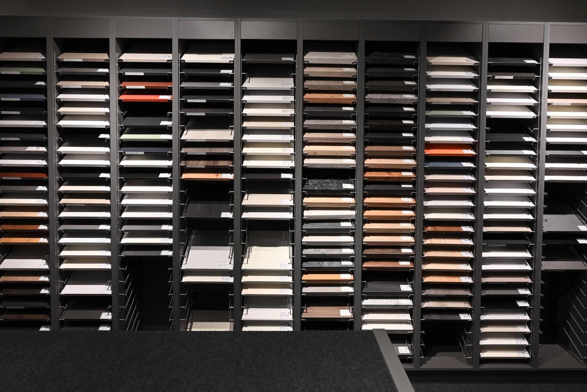 Eine Wand aus Regalen, gefüllt mit verschiedenen Materialien