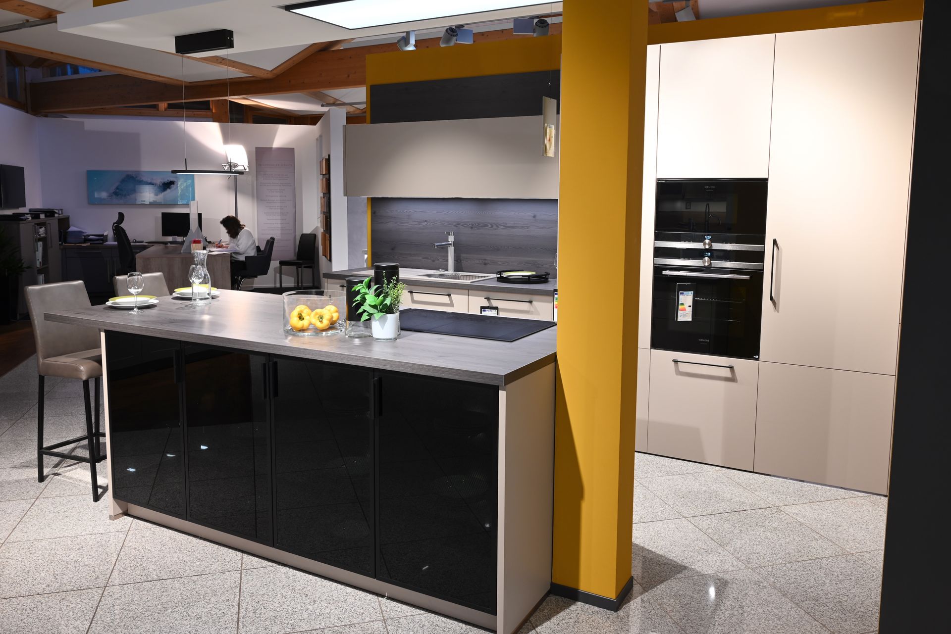 Eine Küche mit einer großen Insel in der Mitte