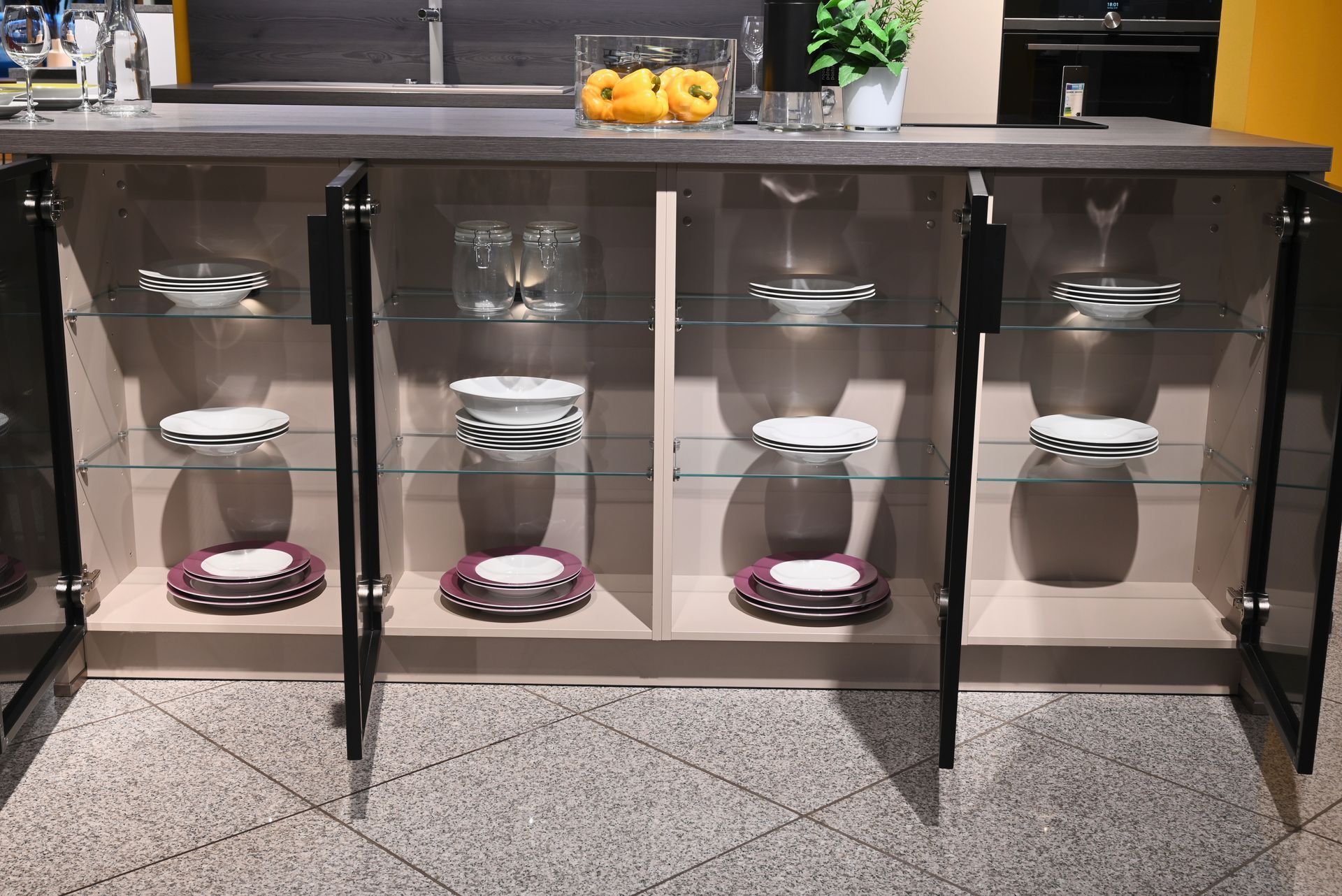 Eine Küche mit in den Schränken ausgestellten Tellern und Gläsern.