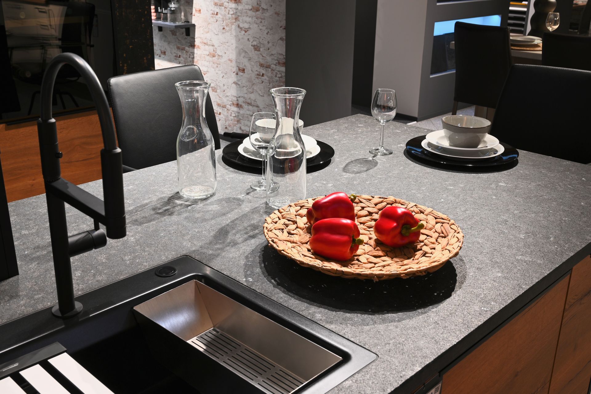 Eine Küchentheke mit einer Spüle und einem Teller mit Paprika darauf