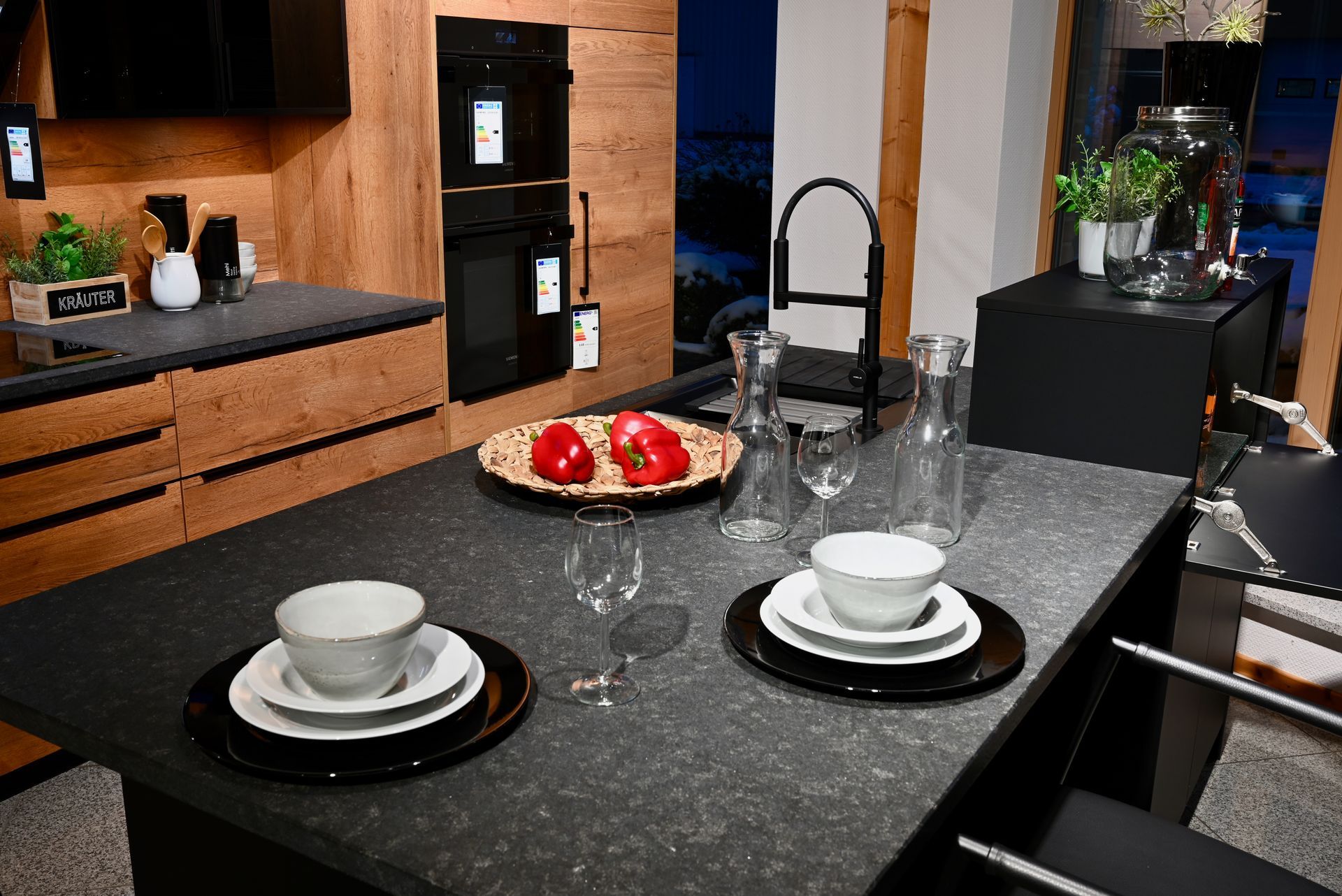 Ein Küchentisch mit Tellern, Schüsseln und Gläsern darauf.