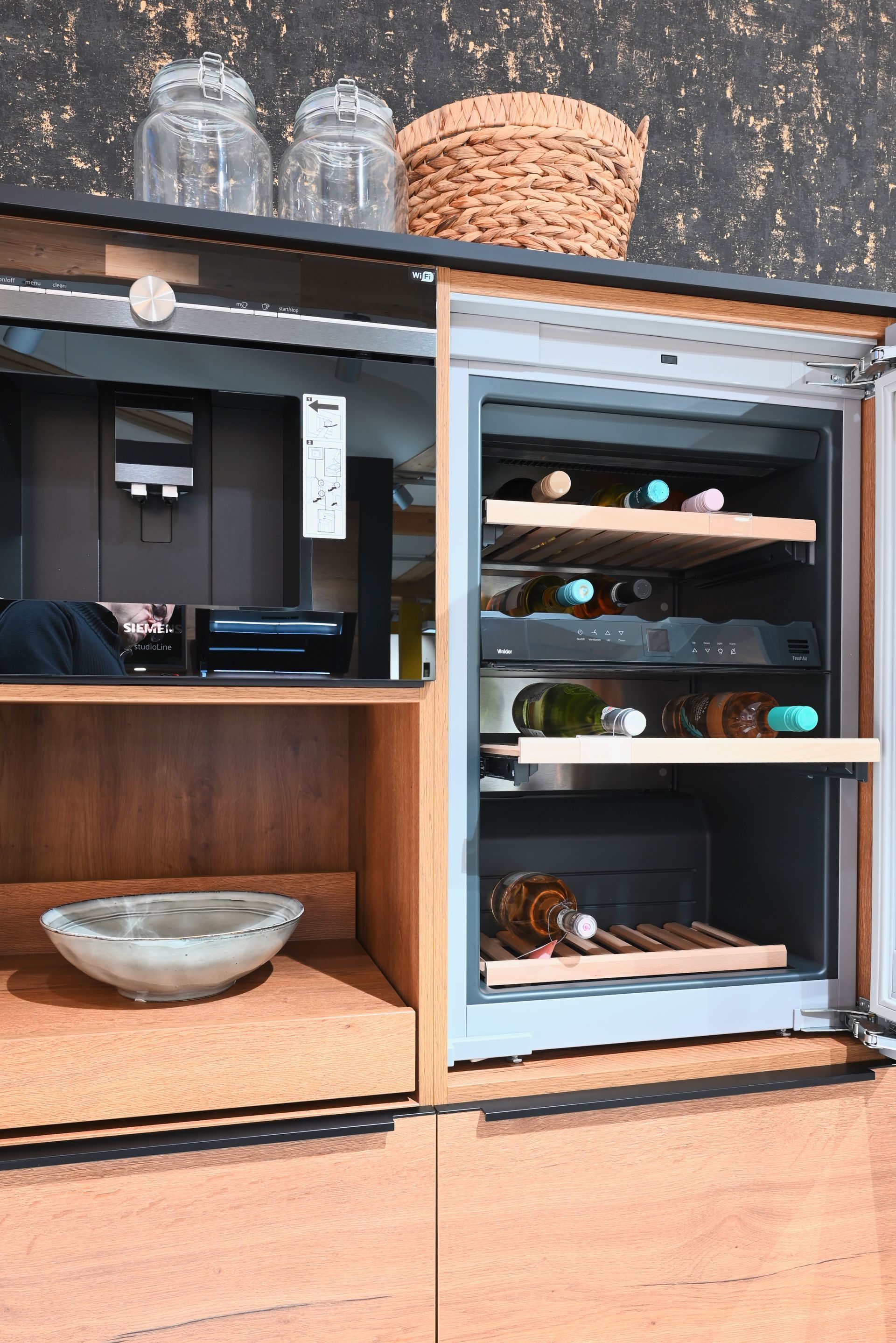 Ein Weinkühler mit Weinflaschen darin.