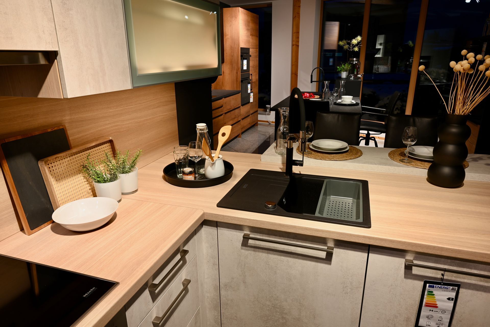 Eine Küche mit Spüle und Herd