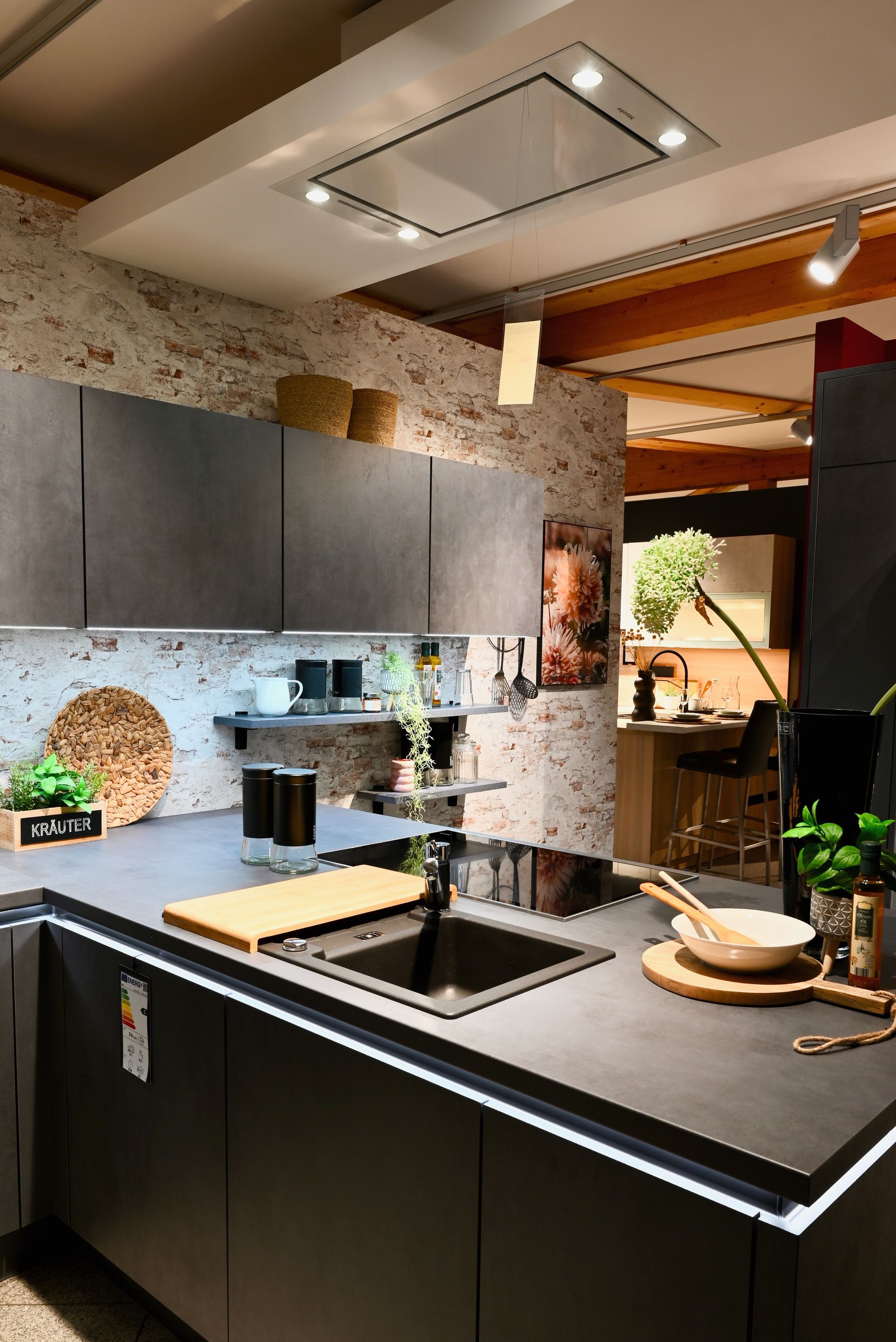 Eine Küche mit Spüle, Herd und Schränken.