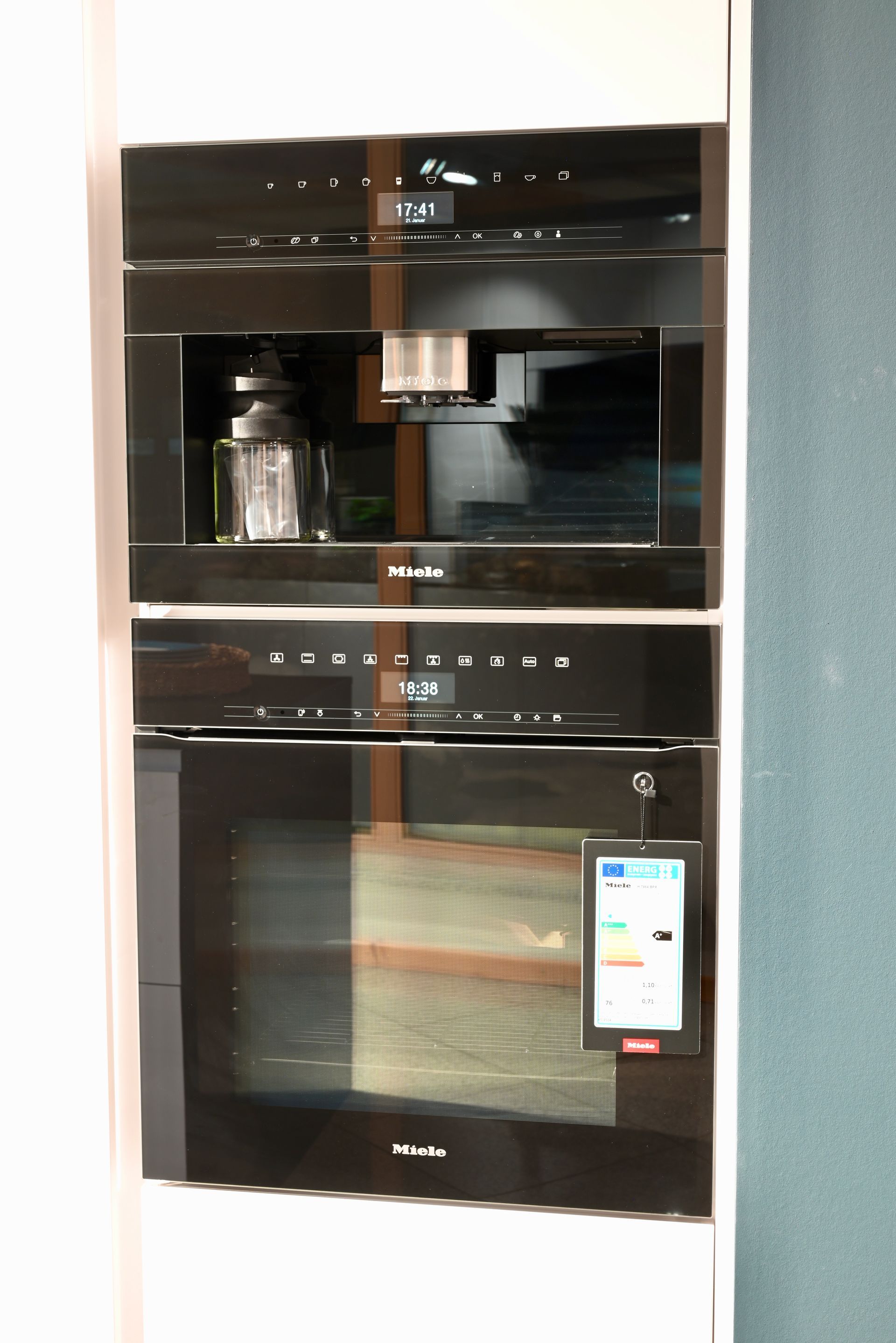 Ein schwarzes Gerät mit dem Wort Miele darauf